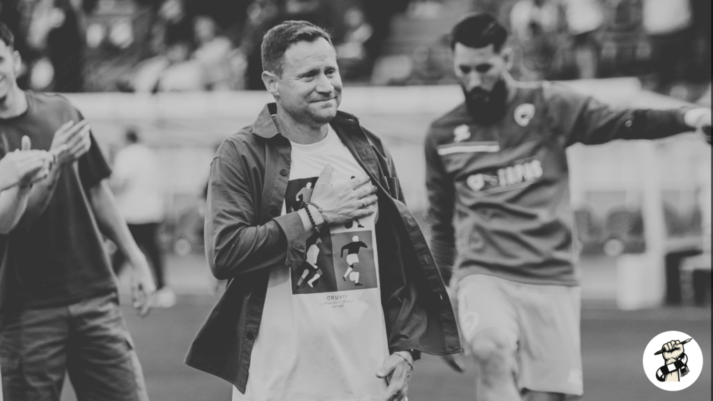 MArio Simón se despide de la grada de Unionistas en su último partido ante el Ferrol.