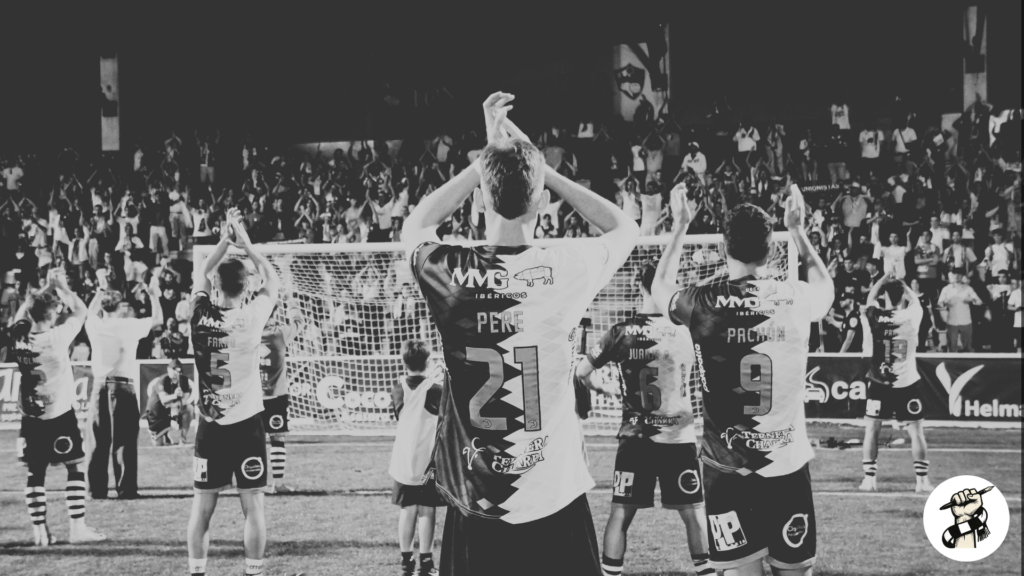 La afición de Unionistas despide con aplausas a su equipos tras perder ante el Celta Fortuna.
